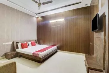 Hotel Oyo 77889 Viva City