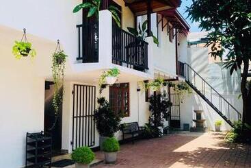 Hotel Cinnamon Fence