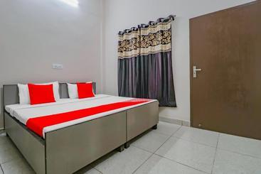 Oyo 77316 Motel Moon Light