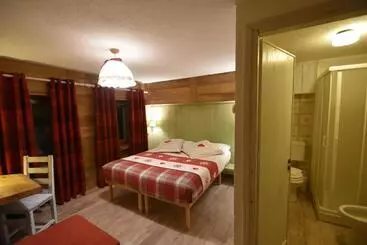 Hotel Petit Dahu   Chambres Et Restaurant