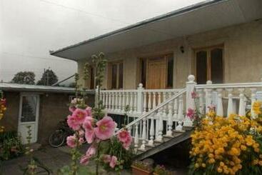 پانسیون Nino's Guest House