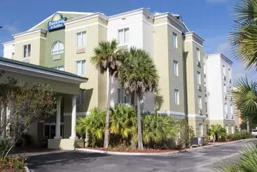 ホテル Days Inn & Suites By Wyndham Fort Pierce I95
