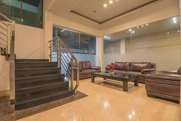 Hotell Reddoorz Premium Near Paris Van Java Mall