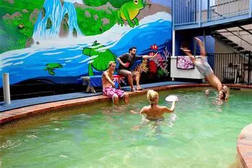 Hotel Nomads Esplanade backpackers hostel