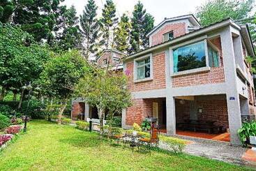 هتل Red Brick Villas