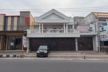 호텔 Reddoorz Syariah Plus @ Perintis Guesthouse Tasikmalaya