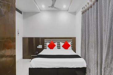 בית מלון כפרי Vaccinated Staff Capital O 78550 Star Inn By Hillside