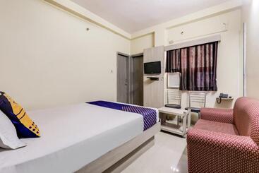 هتل Spot On 78479 Horas Regency