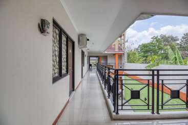 هتل Reddoorz Near Babarsari 2