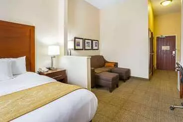 فندق Comfort Suites