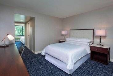 בית מלון כפרי Sheraton Suites Philadelphia Airport
