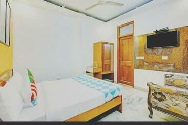 Pensió Oyo Home 66835 Pleasant Cosy Richa Palace