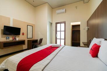 Hotel Reddoorz Plus Near Ramayana Pematangsiantar