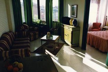 Отель Camparan Suites