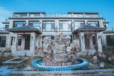 Отель Hidden In The World Crabapple 3 Courtyard