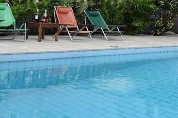 پانسیون Room In Lodge Christine Apartment Hotel Ltd