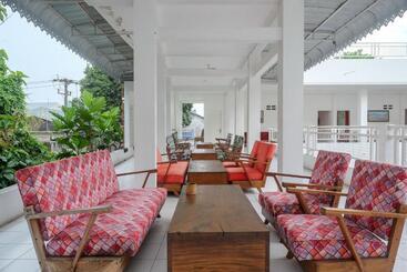 Hotel Reddoorz Plus Near Ums Solo