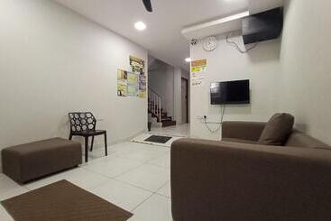 Hotelli Oyo 90261 Hom2rex Kuching Homestay