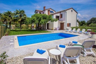 Сельский дом Beautiful Decorated Villa For 8 Persons With Private Pool In A Quiet Location