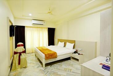 酒店 Swagath Grand Miryalaguda