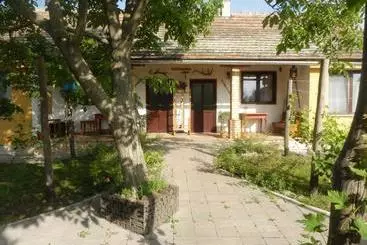 Majatalo Flóra Vendégház Tass