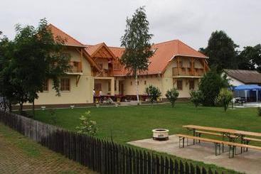 بنسيون ádám Tanya Fogadó