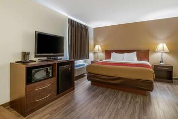 בית מלון כפרי Econo Lodge Inn & Suites Fairgrounds