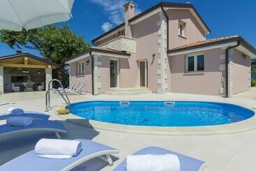 Сельский дом Luxuriously Equipped Villa With Private Pool Offers You An Excellent Vacation