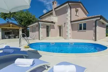 کلبه Luxuriously Equipped Villa With Private Pool Offers You An Excellent Vacation