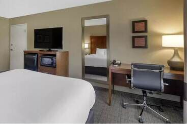 Отель Comfort Inn & Suites Peachtree Corners