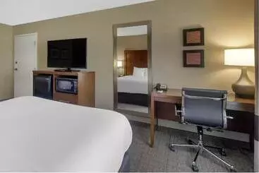 Отель Comfort Inn & Suites Peachtree Corners