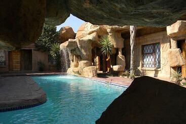 בית מלון כפרי African Cave Lodge
