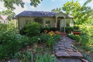 Park Place Cottage  Downtown Fayetteville  Walk Everywhere!