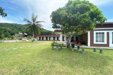 Hotel Oyo 90319 Ambong Bay Resthouse Homes