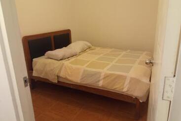 ベッドアンドブレックファースト Adrian′s House Hostal