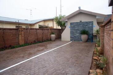 پانسیون Alucarni Guest House With Solar Energy