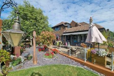 Bed and Breakfast Varr House @ Meadow View