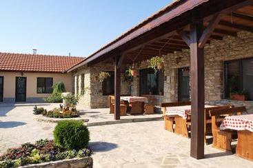 Pensió Dobrevata House