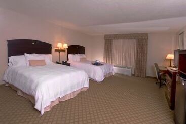 Отель Hampton Inn & Suites Farmington