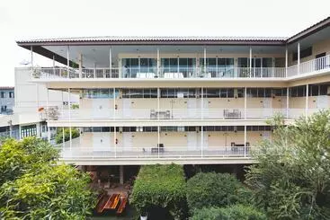 هتل Feung Nakorn Balcony Rooms And Cafe