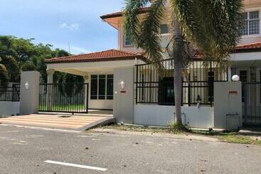 בית מלון כפרי Oyo 90342 Sena Home Homestay #828