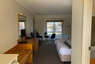 هتل All Settlers Motor Inn Parkes