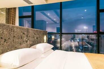 בית מלון כפרי Travelling With  · Chengdu Financial Global Center