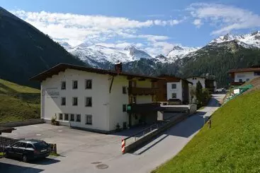 ホテル Frühstückspension Christina