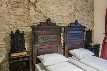 Pensione The Throne   M Museum