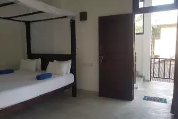 Hotel Waves Hiri