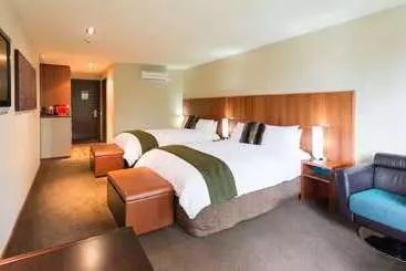 Otel Te Waonui Forest Retreat