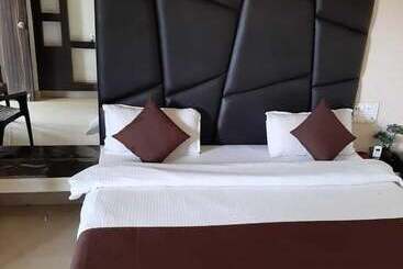 酒店 Khalsa Lake View Resort