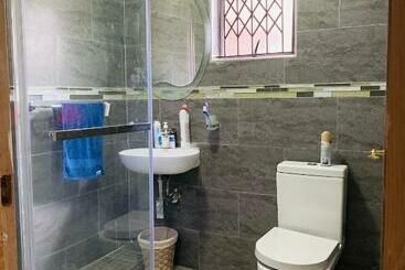 פנסיון Mc’edams Guest House