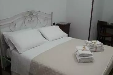 تختخواب و صبحانه Angelica